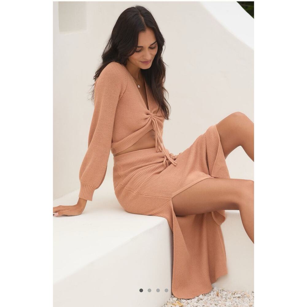 Flat White Long-Sleeved Ruched Top & Matching Skirt, size medium, NWT